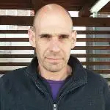 אריק מולכו תפרן תופר תיקים במתפרת משטרת ישראל