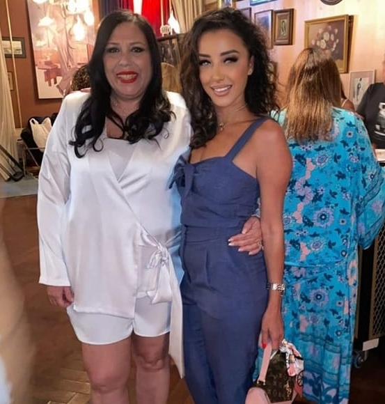 משמאל רויטל מגל במלוא שומניה עם חפציבה שריקי