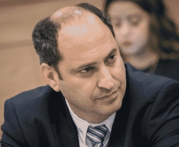 יואב ספיר הנבלה מהסנגוריה שמוכר לקוחות