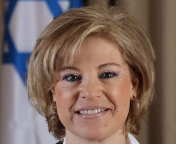 אסתר ז'יטניצקי רקובר בהמת מגדר דתיה פמינאצית עם כוס דוסי רעיל ולא פעיל