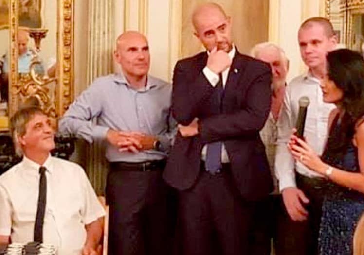 אמיר אוחנה עם אפי נוה ואבי חימי מביטים בסוזי עוז סיני ארניה האוחזת במכשיר דמוי זין