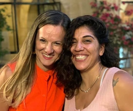 בתמונה שתי נשים כלואות בטמטום של עצמן אילנה קוורטין משמאל 2
