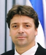 אבי פורג הוא הרשם במחוזי שאת התפקיד שלו סוזי ארניה ביקשה שאפי יסדר לבעלה רפי