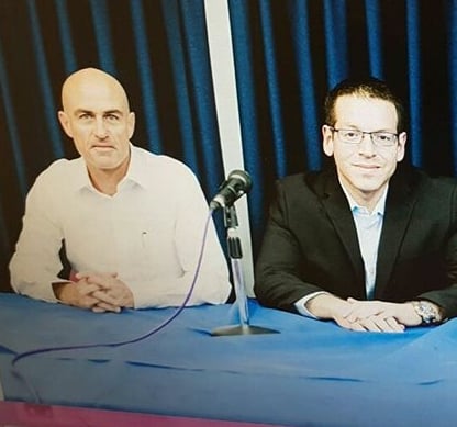 אייל בסרגליק ושמאי בקר בכנס משותף בנוב 2016 מייד אחרי ששמאי חזר לעבוד
