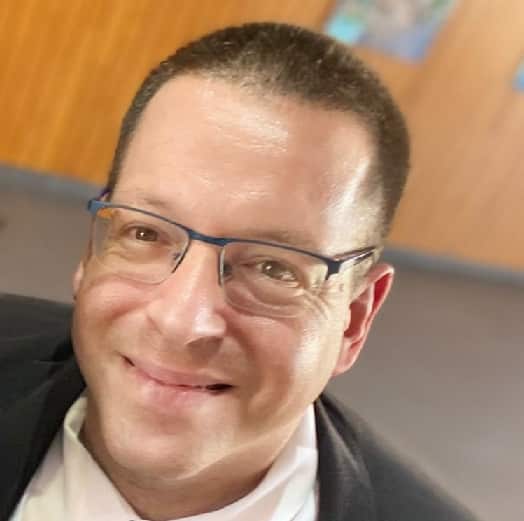אייל בסרגליק ליצן ולוזר אוי ואבוי ללקוחותיו שנמכרים על ידו בנזיד עדשים לפרקליטות