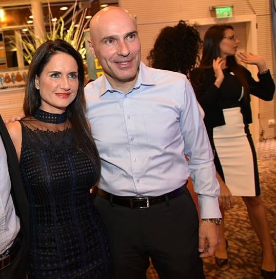 אפי נוה עם מלכת הבוטוקס סוזי עוזסיני ארניה והסוכריה במכנסיים