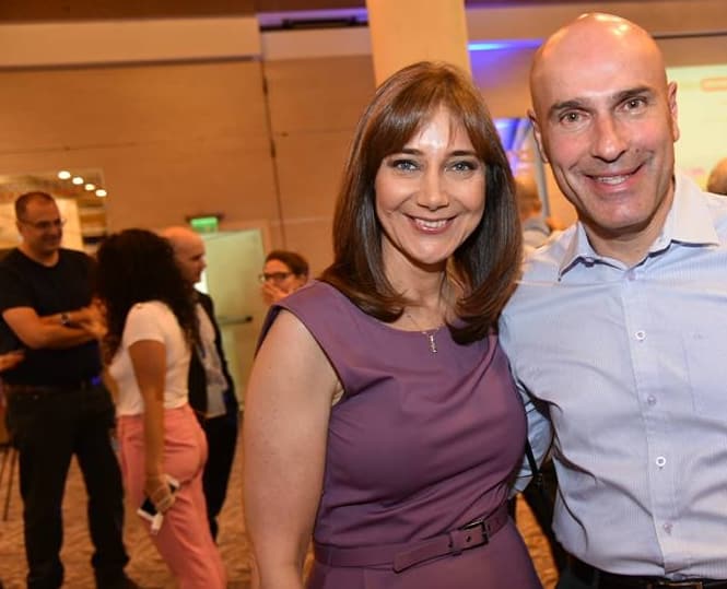 אפי נוה עם רויטל סוויד עם בני שגיא ברקע