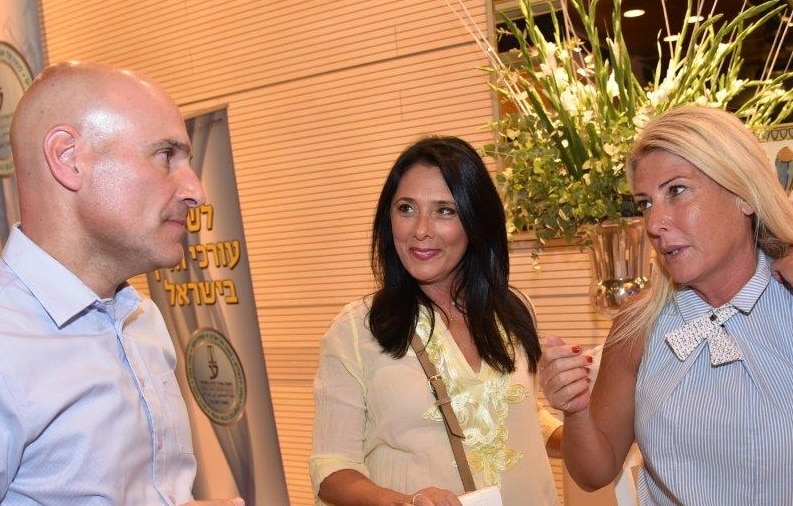 אפי נוה בוחן את איריס ברנד לצרכי סטוץ בלילה באילת