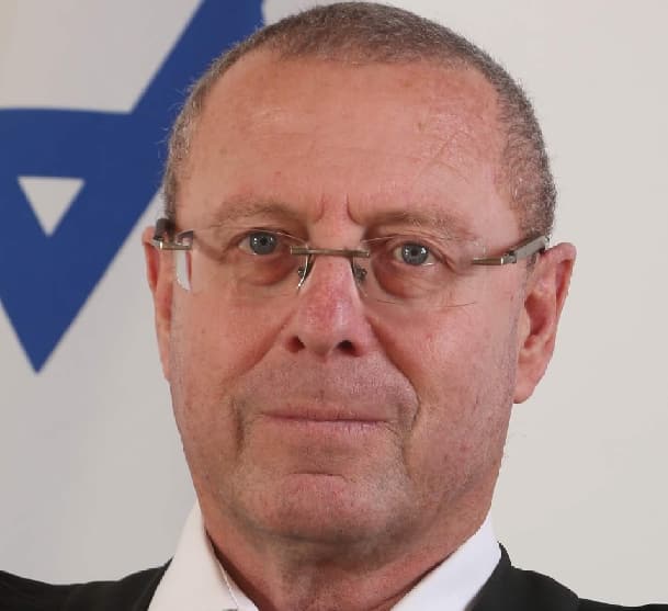 אריאל-ואגו-וגינה-בשם-קדושת-הוגינה-מרשיע-כל-גבר-שנופל-בציפורניו