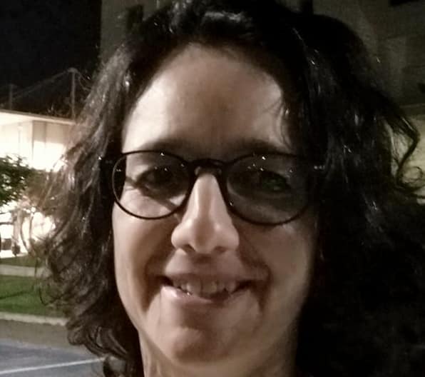דפנה-הקר-זונה-פמינאצית-עם-כוס-פעור