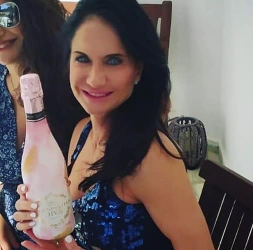 סוזי עוזסיני ארניה משתעשעת עם בקבוק קוסמופוליטן דיווה