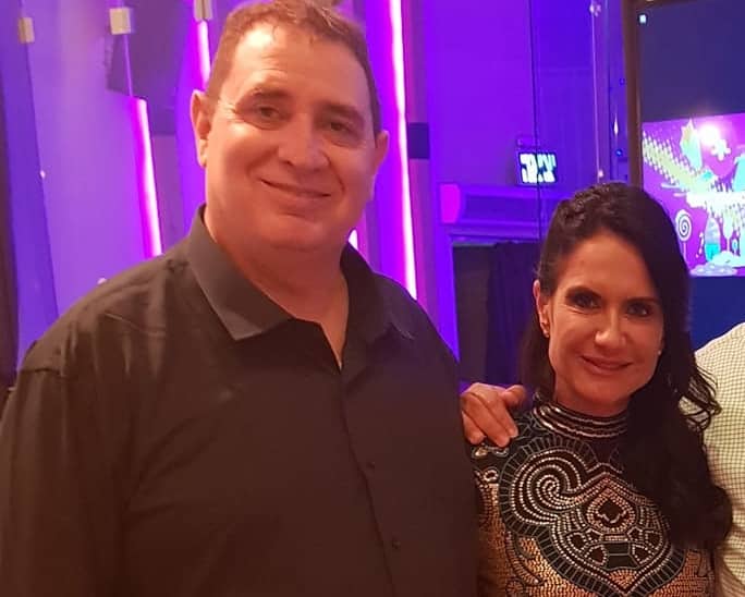 סוזי עוזסיני ארניה מציעה ללקוחות שבעלה רפי יכתוב עבורם את המסמכים