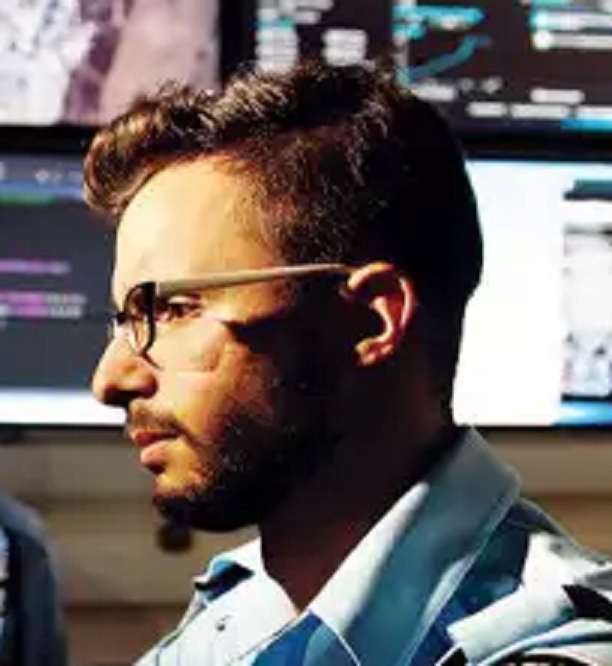 ליעד אברמוב שוטר משטרת החרמנות בסייבר מאונן על מסך סייבר