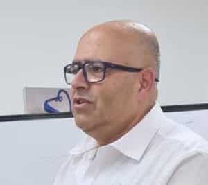 עובד אליאס שופט דוחה עלוב נפש מתעלל כמו מנגלה בגברים גרושים