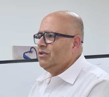 עובד אליאס שופט דוחה עלוב נפש מתעלל כמו מנגלה בגברים גרושים