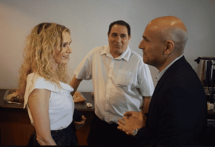 רונית פוזננסקי בוחנת את הזין של אפי נוה לצורך סטוצים ושוחד מיני