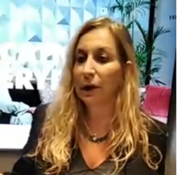 אורלי מנע שני נשים קדושות והווגינה מייצרת כסף
