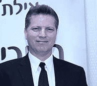 יוסי טופף איחר להקראה ולימור ביבי ממן באה והתיישבה במקומו וגם חתמה