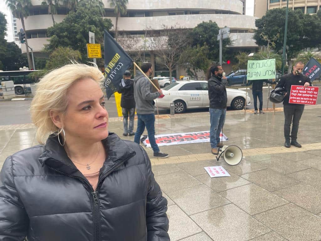 אפרת פרנס בהפגנה נגד הדוס המתחנגל נפתלי שילה בויצמן 1 תל אביב