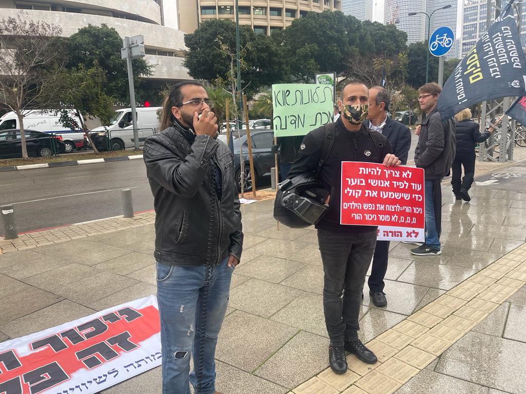 דניאל עמירם בהפגנה נגד בני שגיא שופט הנוחבה שמרשיע כל גבר בלי ראיות