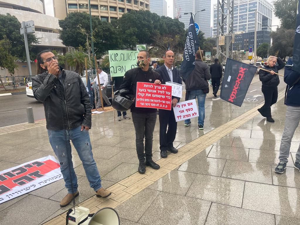 הפגנת אבות גרושים נגד כלבת הפמיניזם עינת משולם אשת הנוחבה