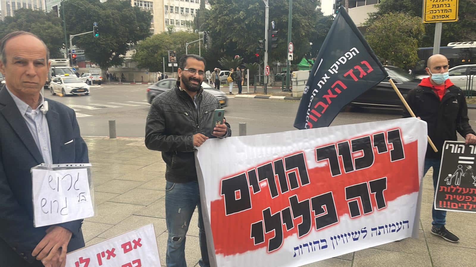 דניאל עמירם בהפגנה נגד הזונה עידית בן דב ג'וליאן