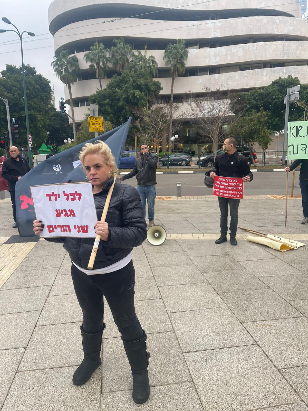 אפרת פרנס בהפגנה נגד זונת הפמיניזם לורן אקוקה אשת הנוחבה