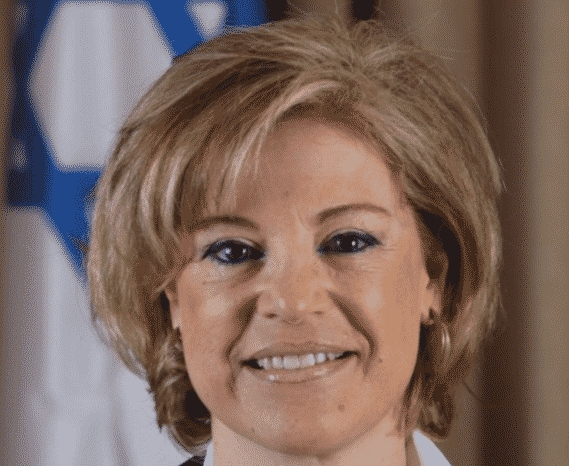 אסתר-זיטניצקי-רקובר-בהמת-מגדר-דתיה-פמינאצית-עם-כוס-דוסי-רעיל-ולא-פעיל