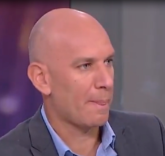 ברק לייזר השתמש בלורי שם טוב וזרק אותה כמו צעצוע