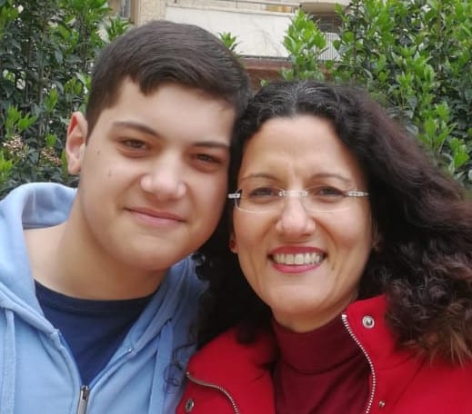 הבן של נועם הופרט עם אימו המנכרת שרה סוויד בגיל 14
