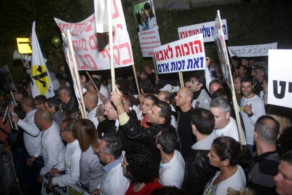הפגנות אבות גרושים א זה אבא נגד הפלייה בגירושין - אליה נוס השופטת מהכוס