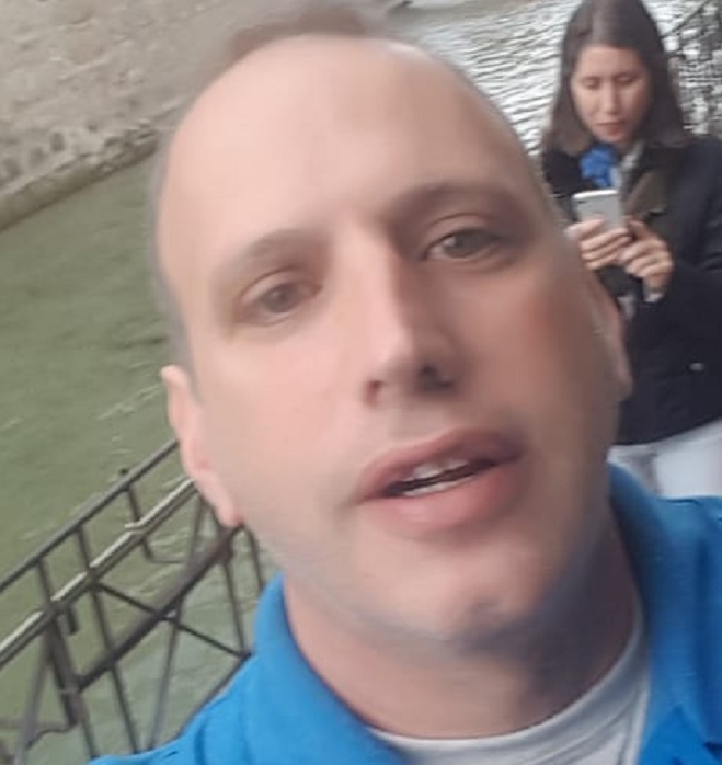 טל אבריאל אוכל צפרדעה בצרפת אבל למה הפה פעור