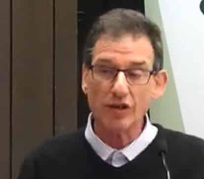 יוסי מנדלסון נקניק מדובלל שמלקק מנושים במרכז רקמן