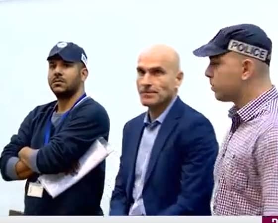 אפי נוה מובל באזיקים לבית משפט עי המשטרה