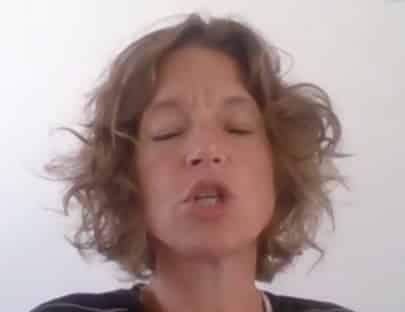 אילה הוניגמן מייצגת קונסולית לסבית שמיששה את עובדותיה בחריץ של התחת