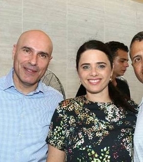 אפי נוה ואילת שקד הוא הזהיר אותה והיא השתמשה בו כמו נייר טואלט
