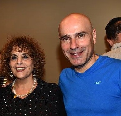 אפי נוה עם אהובה יששכר שראה אותה בולסת את הבופה