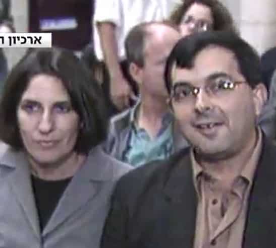 ברנדה שפר יושבת לצידו של בעל ידי התמנון יהודה שפר