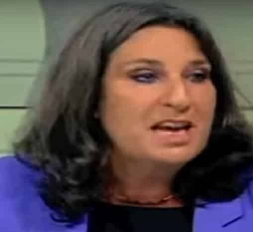 ברנדה שפר מגנה על בעלה יהודה שפר פמיניסטיות תפרו לו תיק