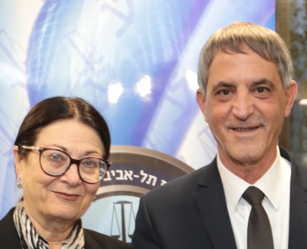 אבי חימי רועה הזונות בתמונה למזכרת עם בהמת המגדר אסתר חיות