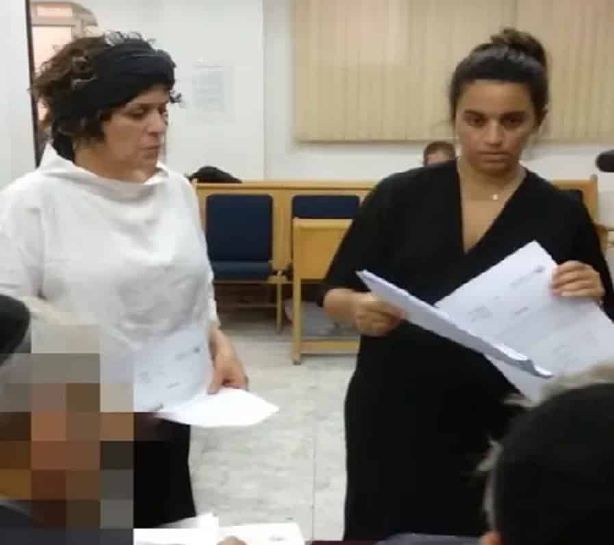 אושרת בן חיים מקבלת גט בבית דין פרטי יחד עם בתיה כהנא דרור