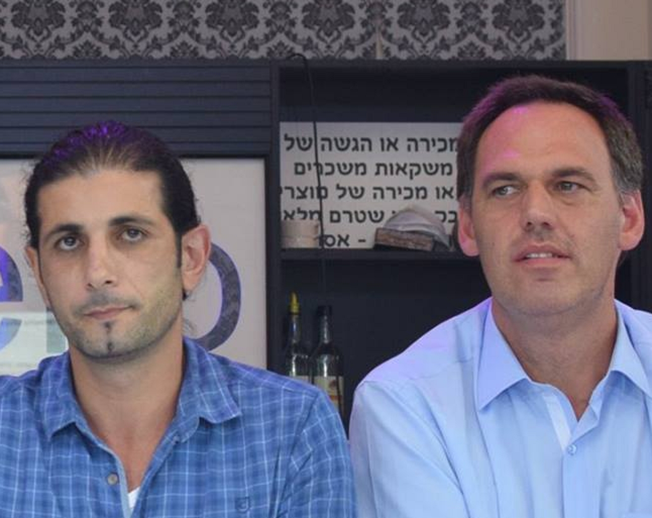 עודד סושרד עם אלי דניאל בכנס חשיפת פשעי העובדות הסוציאליות