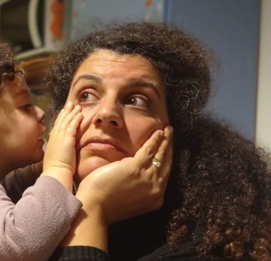 רוני מזעקי שפרן תבעה 100000 שח את מדינת ישראל על אקנה