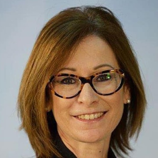 שירלי אנגלרד בוגרת קרן וקסנר מוכרת ערכים לשירות בחונטה