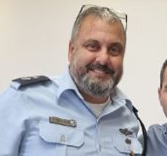 שלומי בן שטרית בבון שתופר תיקים לגברים ולא יודע לעבוד