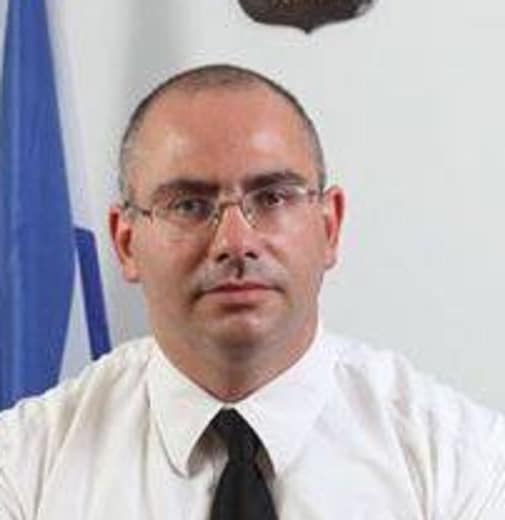 אדי לכנר נולד ברומניה ושונא ריח של לסביות עמוסות טסטוסטרון