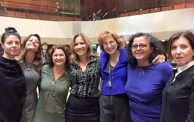 אורלי לוי אבקסיס עם חברותיה הפמינאציות מאושרת עד הדגדגן