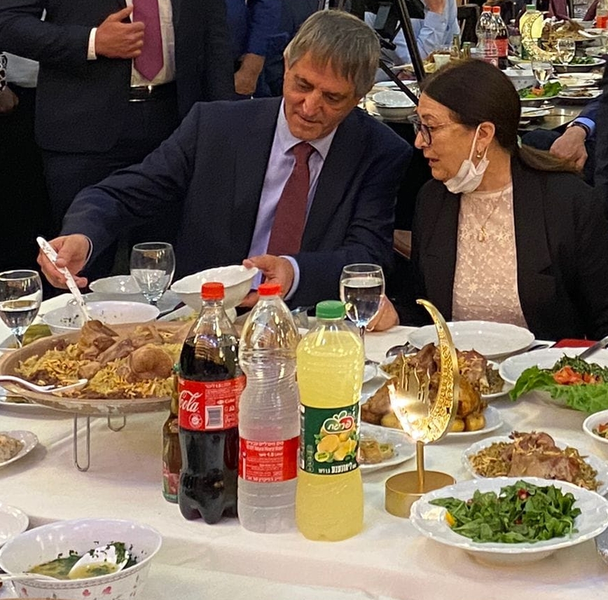 אסתר חיות ואבי חימי אוכלים מקלובעעעע