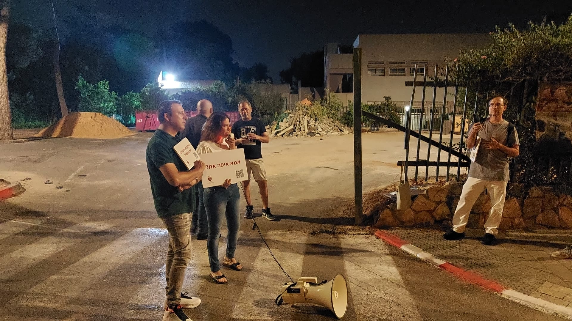 ביקור בבית הזונות של אסתר חיות עי אבות גרושים מופלים 1 30-7-2022