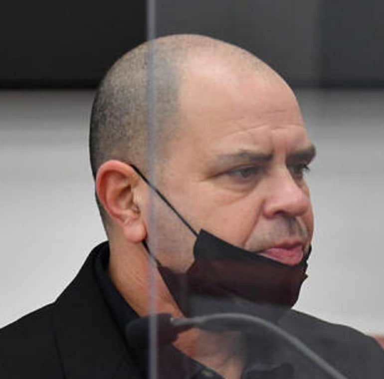 ניר שוורץ תופר תיקים ראשי בתיקי ביבי ואלוביץ ניר שוורץ תופר תיקים ראשי בתיקי ביבי ואלוביץ